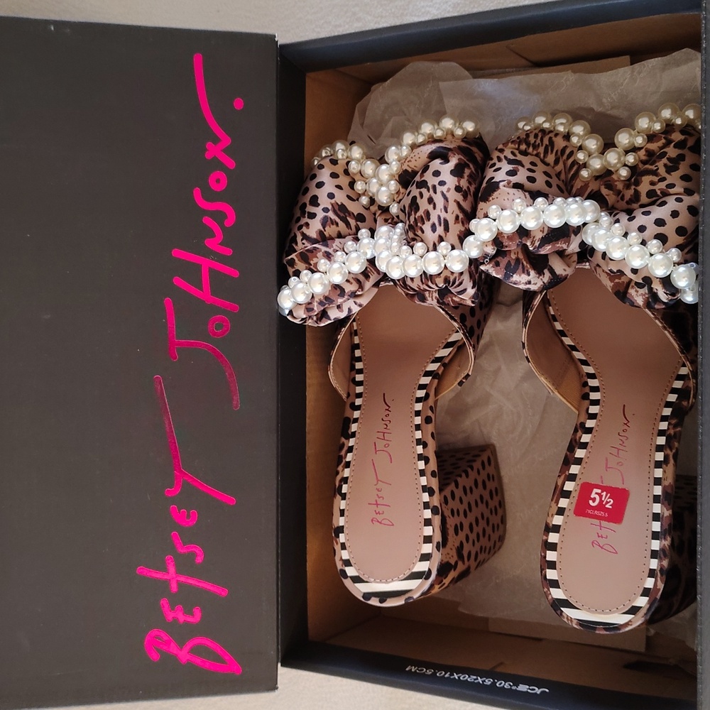 NIB! Betsey Johnson Women's Maccie Leopard Platform Heels. Size 5.5 M
